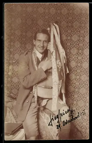 Foto-AK Lächelnder Mann mit Gitarre