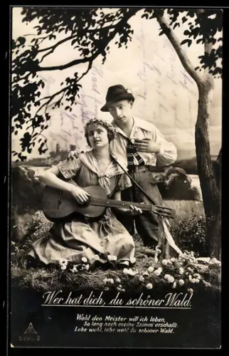 AK Junges Paar singt mit Gitarre im Wald