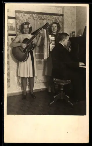 Foto-AK Gruppe mit Gitarre, Klavier und Akkordeon