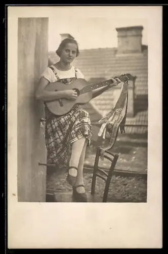 Foto-AK Junge Dame mit Gitarre im Schoss