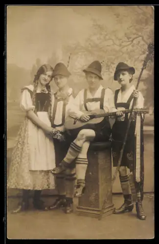 Foto-AK Trachtengruppe mit Gitarre