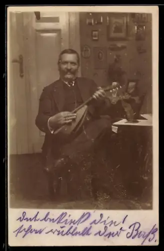 Foto-AK Mann mit Laute in der Wohnstube