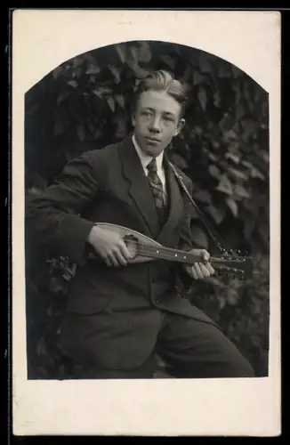 Foto-AK Eleganter Herr mit Gitarre