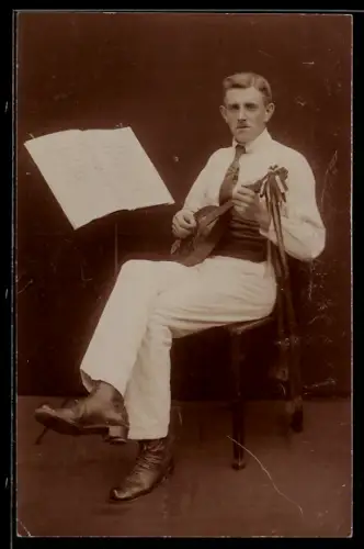 Foto-AK Junger Herr mit Gitarre und Notenblatt