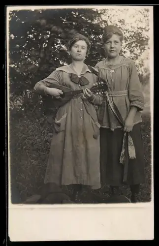 Foto-AK Zwei junge Frauen mit Gitarre