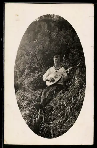 Foto-AK Junge Frau in Matrosenanzug mit Gitarre
