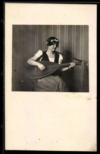 Foto-AK Elegante Dame mit Gitarre in Tracht
