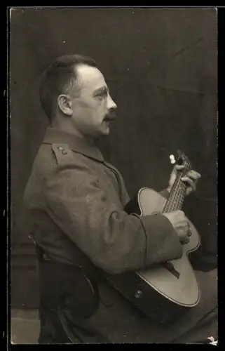 Foto-AK Mann im Anzug mit Gitarre 1918