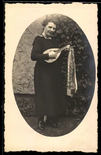 Foto-AK Junge Dame mit Laute vor einem Haus