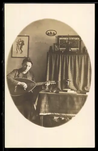 Foto-AK Mann mit Gitarre neben einem Altar