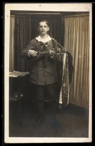 Foto-AK Junger Mann mit Laute in den Armen