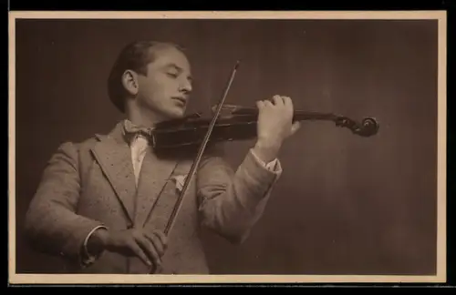 Foto-AK Geigenspieler im Anzug mit Fliege