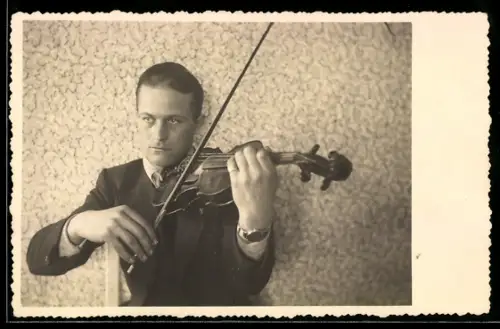 Foto-AK Junger Mann spielt Geige