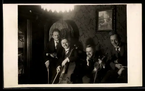 Foto-AK Musiker mit einem Cello und Geige