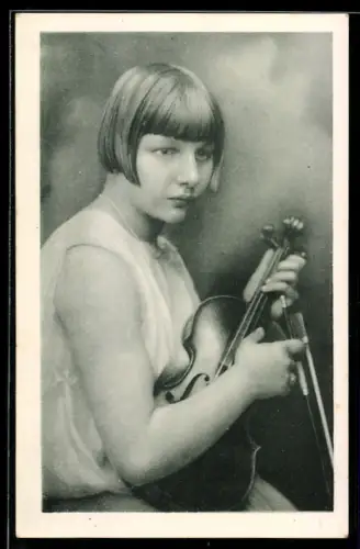 Foto-AK Junge Frau mit ihrer Geige