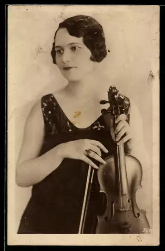 AK Junge Frau im Kleid mit Geige