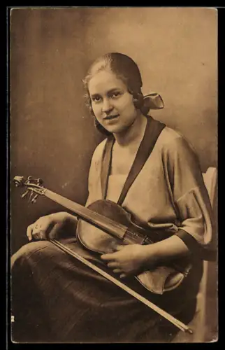 AK Junge Frau mit ihrer Geige