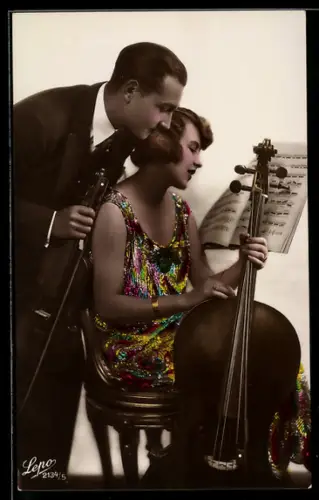 AK Junge Frau mit Kontrabass und Geiger