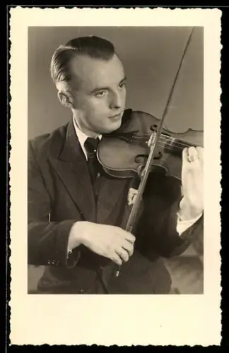 Foto-AK Junger Geiger im Anzug mit Krawatte