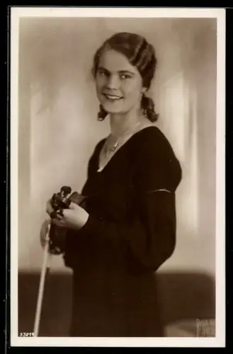 AK Junge Frau im Kleid mit Geige