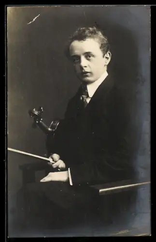 AK Junger Geiger im Anzug mit Krawatte