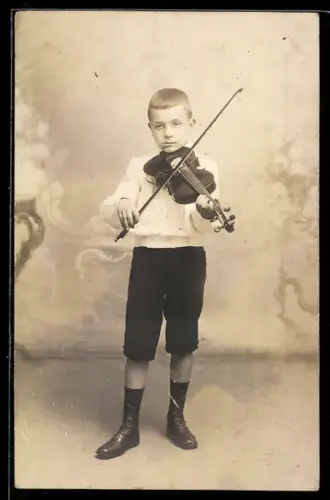 AK Junge in hübscher Kleidung spielt Geige