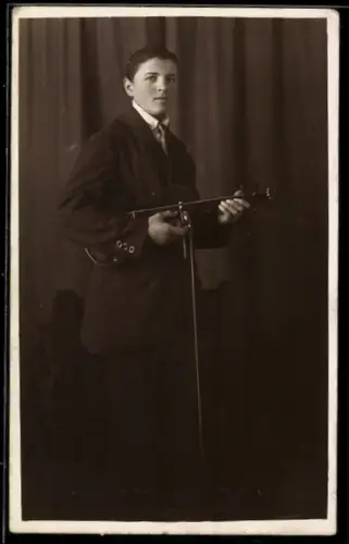 Foto-AK Junger Geiger im Anzug mit Krawatte