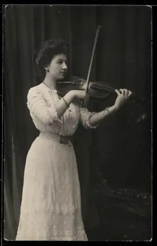 Foto-AK Junge Frau im Kleid mit Geige
