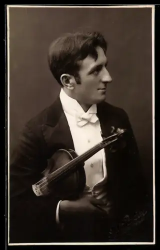 Foto-AK Junger Geiger im Frack mit Fliege
