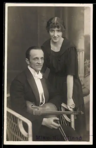 Foto-AK Geiger im Frack mit Fliege und Frau