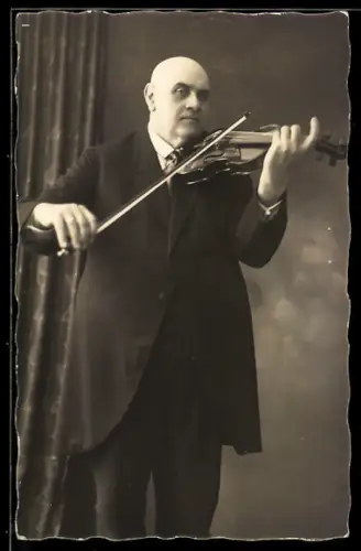 Foto-AK Geigenspieler im Anzug mit Krawatte