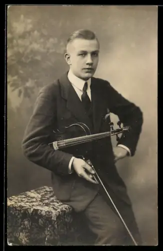 Foto-AK Junger Geiger im Anzug mit Krawatte