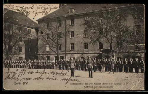 AK Berlin-Kreuzberg, Kasernenhof des 2ten Garde-Grenadier-Regiments, Antreten der Schlosswache, Urbanstrasse