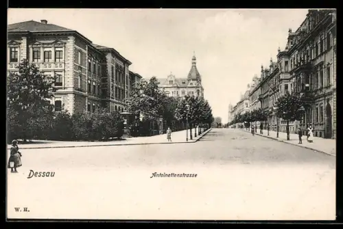 AK Dessau, Antoinettenstrasse mit Passanten