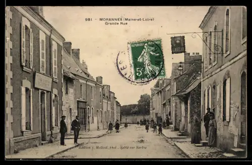 AK Morannes /Maine-et-Loire, Grande Rue animée avec passants et bâtiments historiques