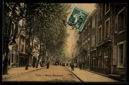 AK Tain, Route Nationale avec arbres bordant la rue et passants en promenade