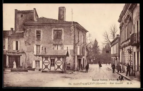 AK Saint-Émilion /Gironde, Rue Guadet avec bâtiments historiques et passants