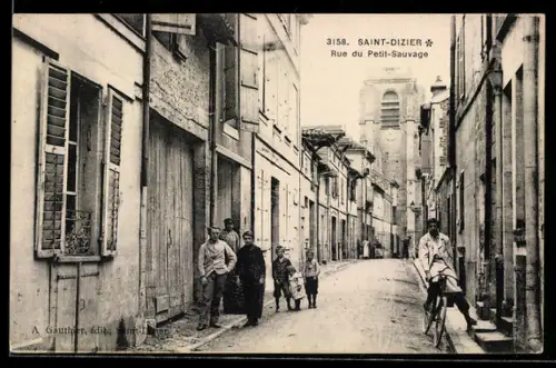 AK Saint-Dizier, Rue du Petit-Sauvage avec habitants et cycliste