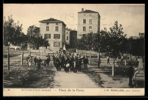 AK Soucieu-en-Jarez, Place de la Flette avec une fanfare en parade