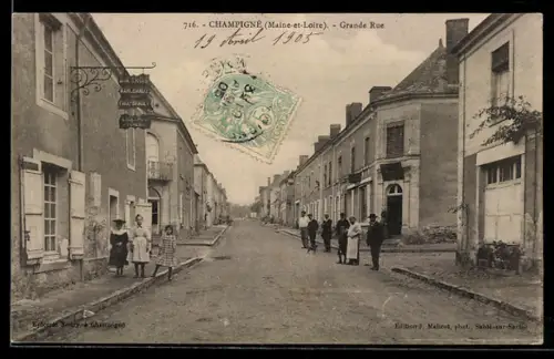 AK Champigné /Maine-et-Loire, Grande Rue avec habitants et enseignes commercantes