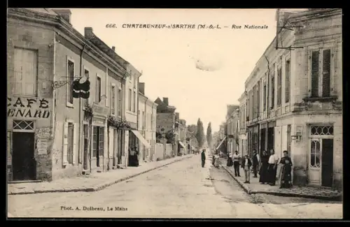 AK Châteauneuf s. Sarthe /M.-&-L., Rue Nationale avec habitants et bâtiments historiques