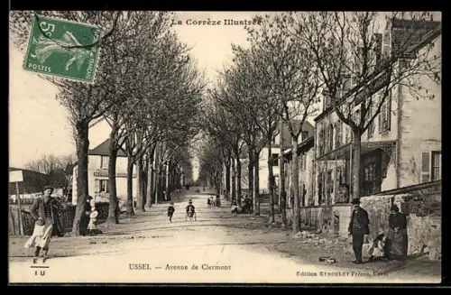 AK Ussel, Avenue de Clermont animée avec passants et maisons bordant la rue