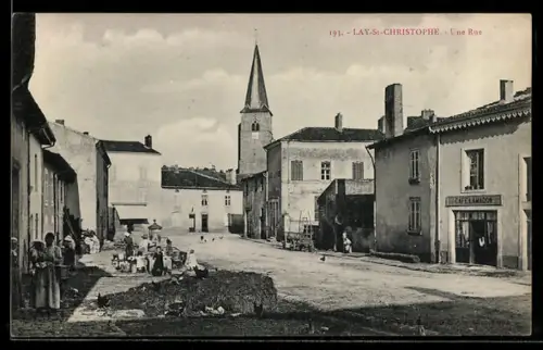 AK Lay-St-Christophe, Une Rue avec église et marché animé