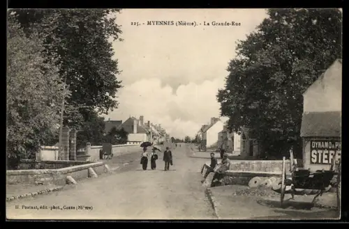AK Myennes /Nièvre, La Grande-Rue avec passants et boutiques