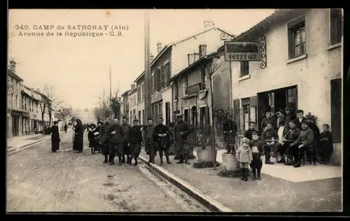 AK Sathonay /Ain, Avenue de la République avec des habitants devant le café