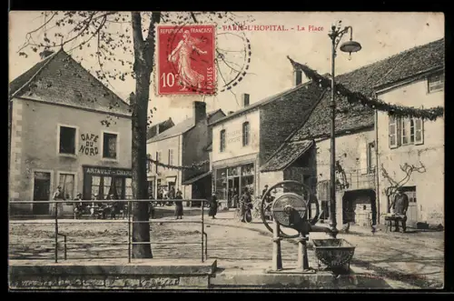 AK Paris-l`Hôpital, La Place animée avec café et commerces
