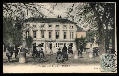 AK Mussy-sur-Seine, Hôtel-de-Ville et scène animée devant la mairie