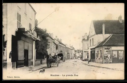 AK Mandres, La grande Rue avec calèche et bâtiments historiques