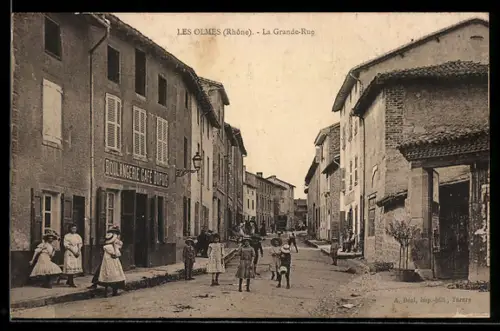 AK Les Olmes /Rhône, La Grande-Rue animée avec des enfants et une boulangerie