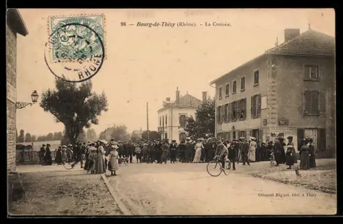 AK Bourg-de-Thizy /Rhône, La Croisée, foule rassemblée autour du carrefour animé